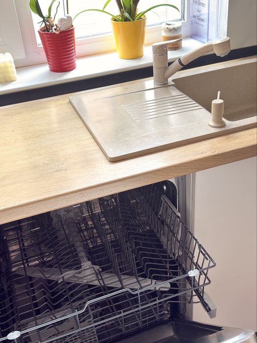 Bucatarie utilata (cuptor, hota, plita, masina spalat vase, chiuveta)