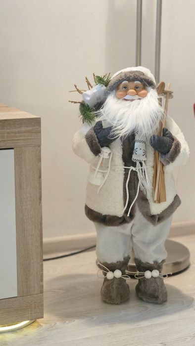 Figurina Mos Craciun PREMIUM 60 cm cu ursulet si sac de cadouri