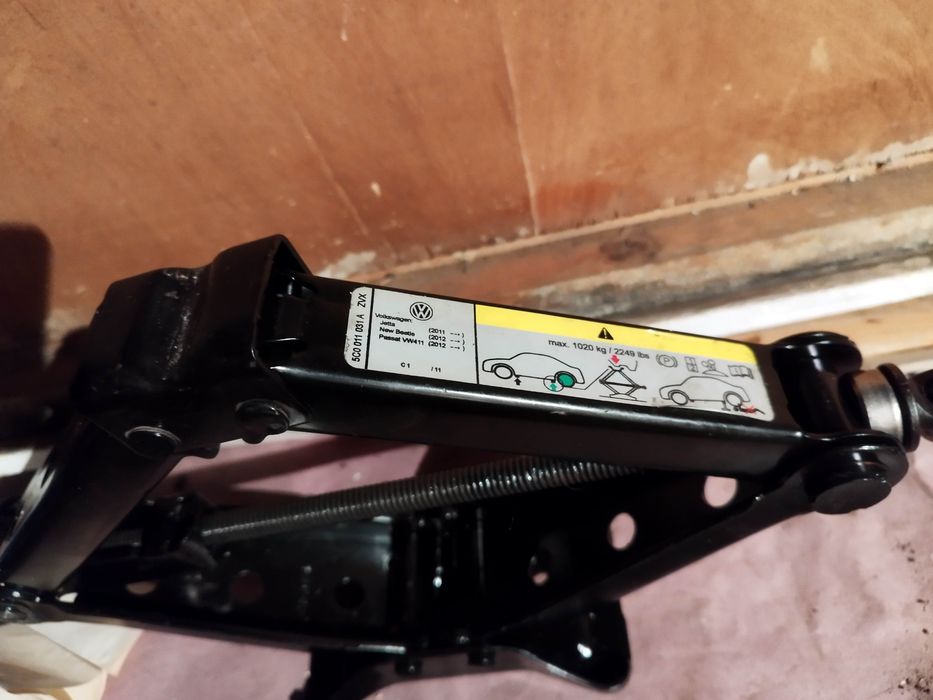 Комплект оригинални крик и ключ VW