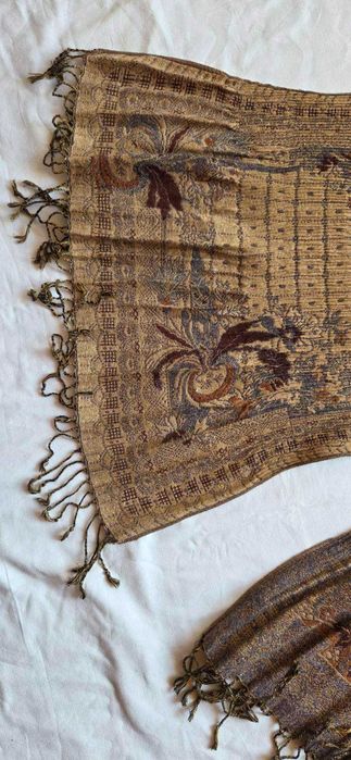 Дамски шал в кафявата гама