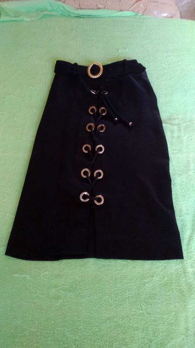 Продам три  юбки  черная и серая, белая разм.  46-48