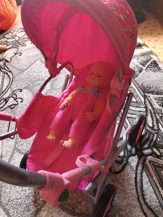Детская коляска с куклой