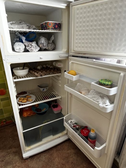 Холодильник с морозильной камерой