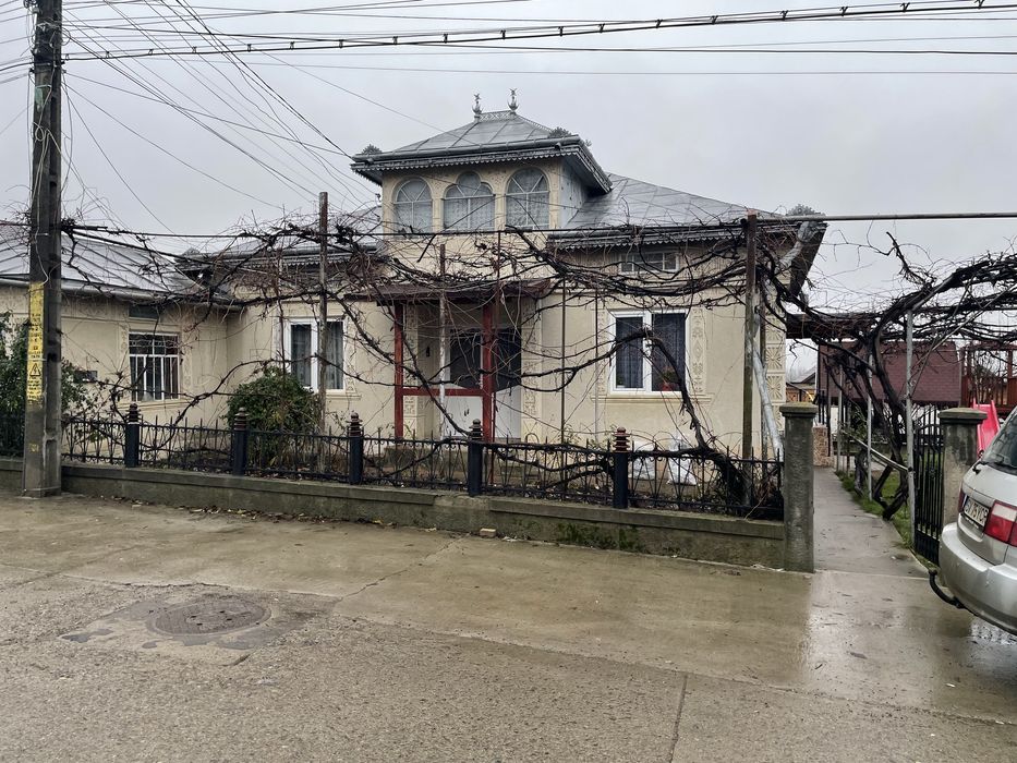 Casa cu anexe cu 2garaje