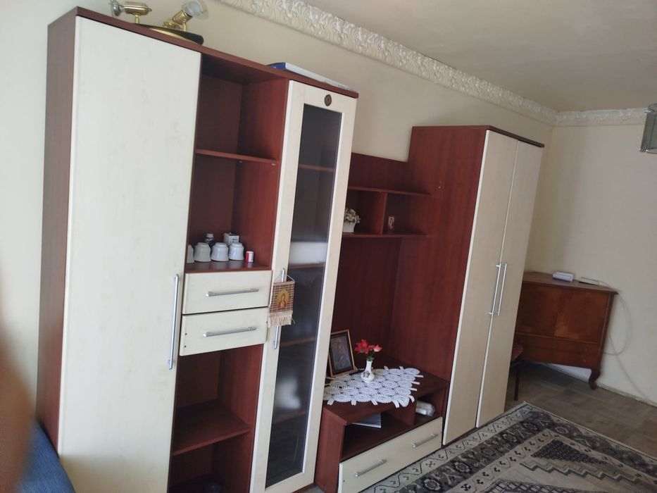 Mobilier living cu dulapuri și vitrină