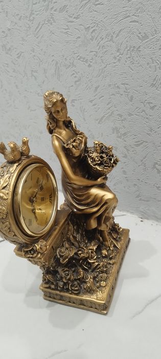 Часы девушка с цветами