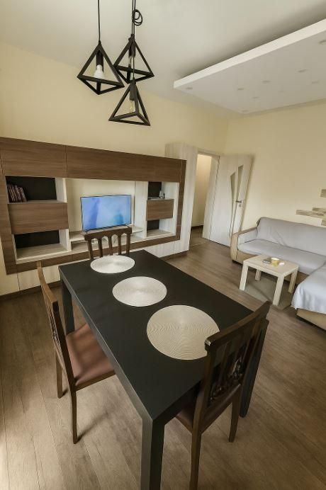 Дава се под наем Двустаен апартамент в Варна, ЖП Гара - 65 кв.м за 550 € - Снимка #1