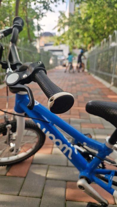 Bicicleta Woom 2 albastra cu cric