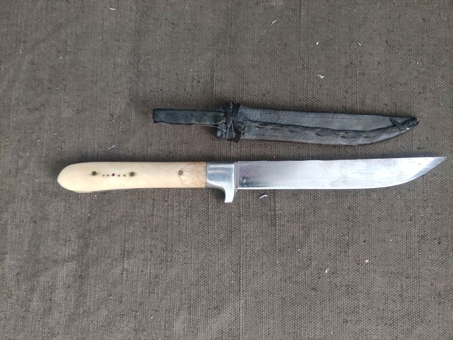 Продавам ножче с кания и рогова дръжка