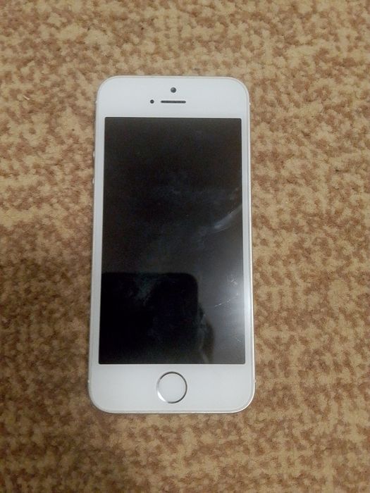 iPhone SE în calitate buna cu incarcator
