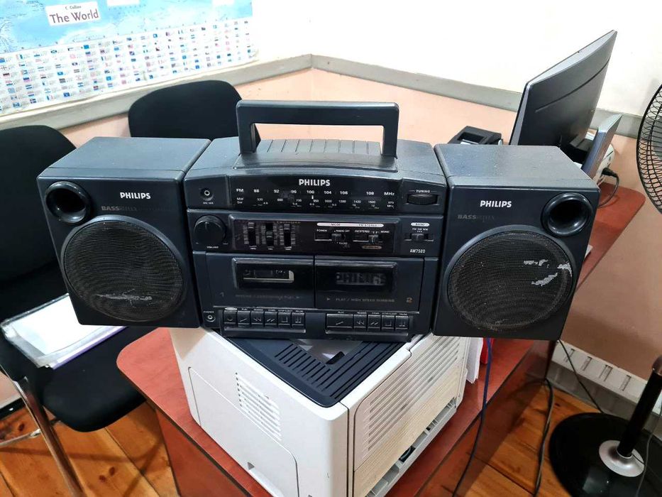 Магнитофон Philips, радио работает, касеты надо поменять резинки