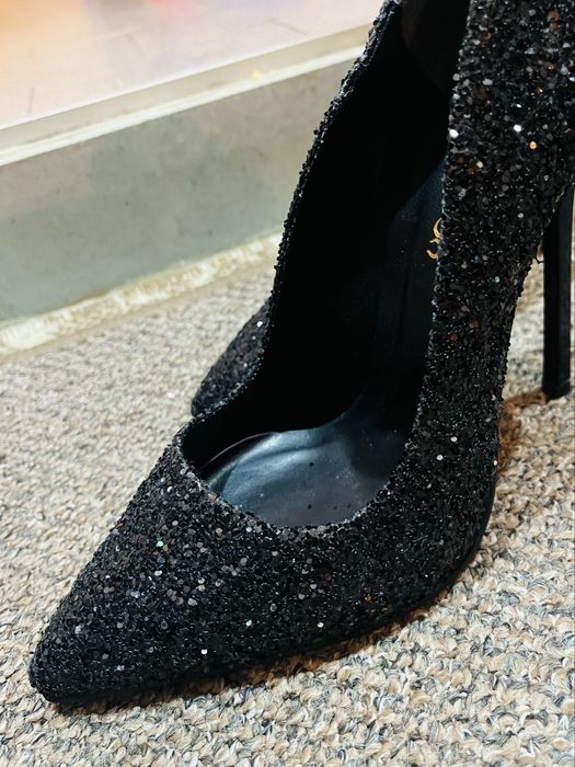 Високи черни токчета