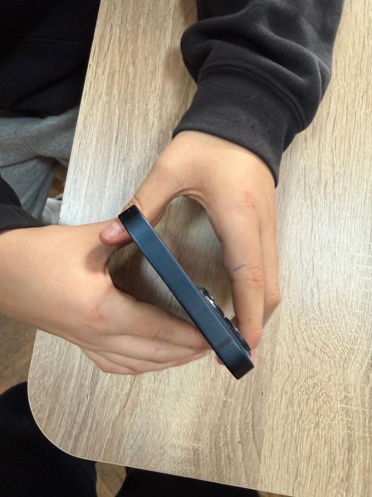 Iphone 13 90% carcasa si rama perfecta nicio sgarietura pe ecran