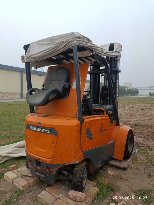 Продается вилочный погрузчик электрический с зарядным устройством.