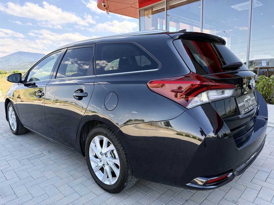 Toyota Auris 1.8 Hybrid 100к.с Facelift / Panorama / NAVI / Camera