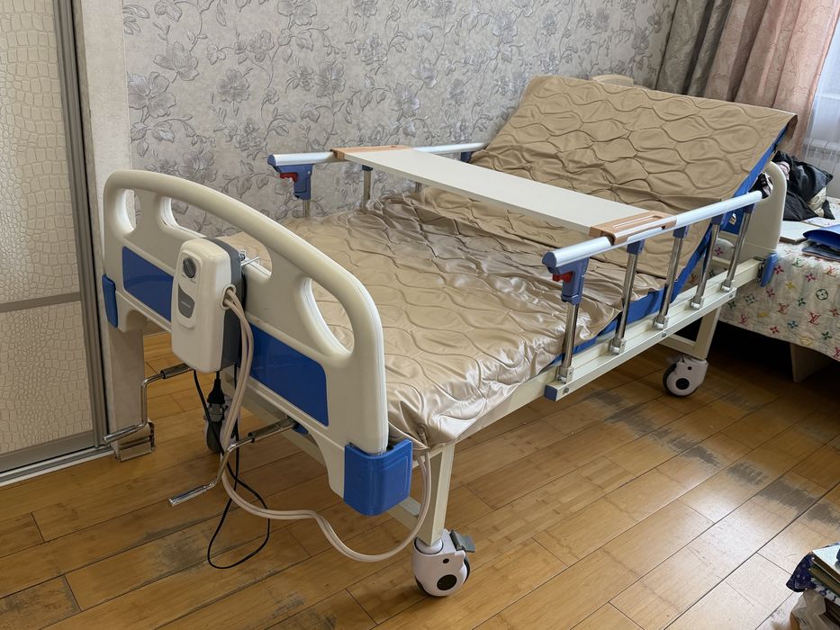 Медицинская кровать с матрасом