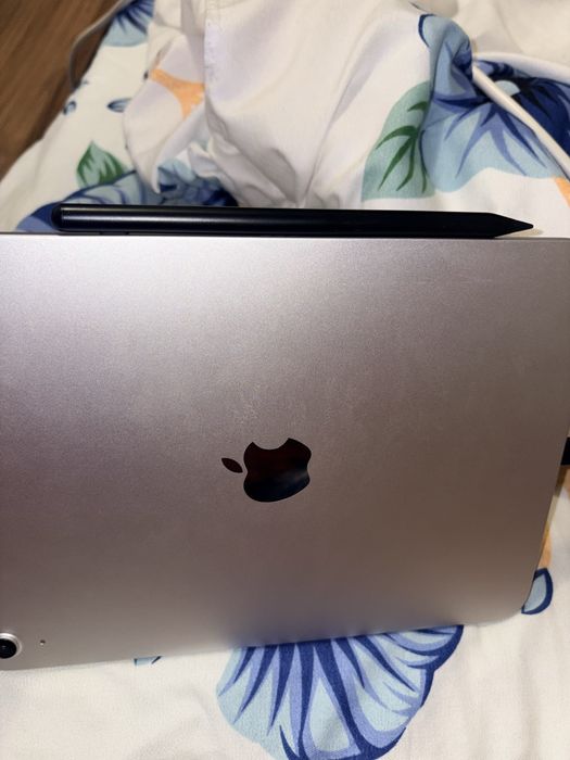 I pad 11(A16) este foarte putin folosit nu are nici o zgârietura si merge perfect fara probleme