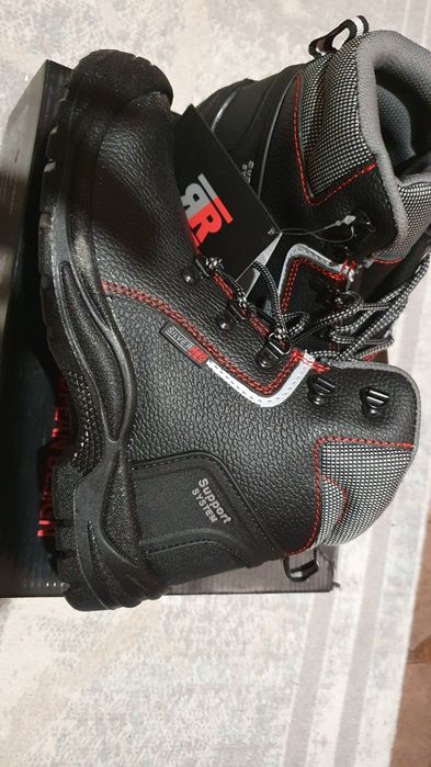 Продам комбинезон и обувь