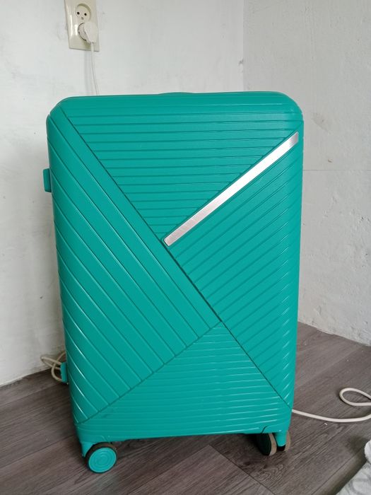 Продам чемодан 4х колесный