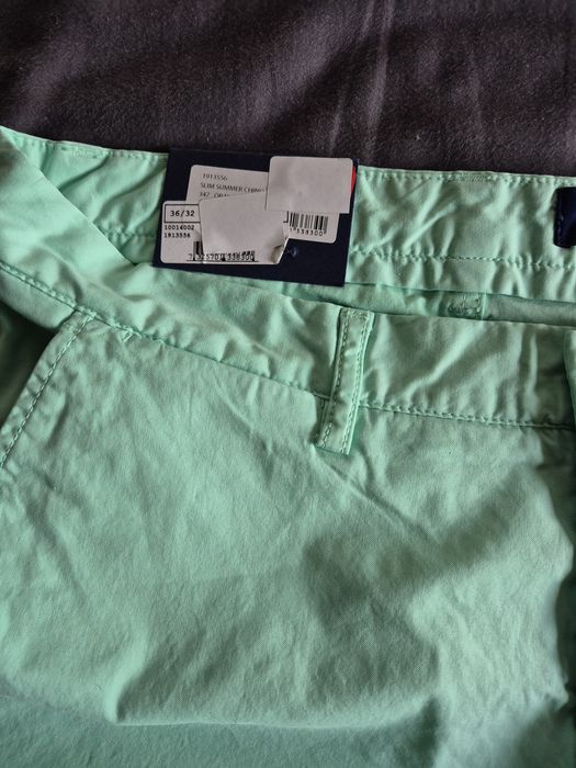 Продавам 2 броя нови панталони GANT различни номера