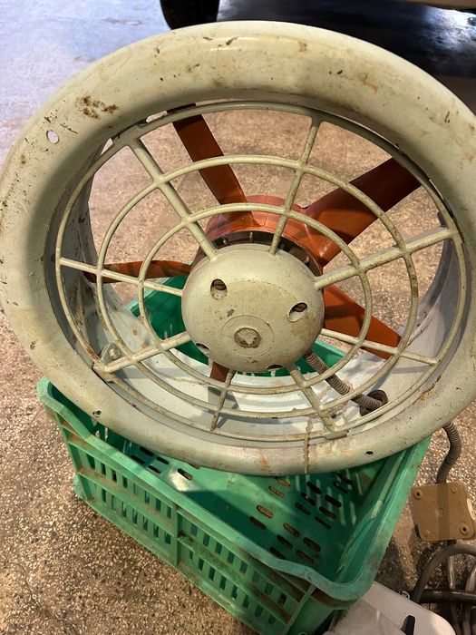 Вентилатор. Трофазен. Смуче и духа