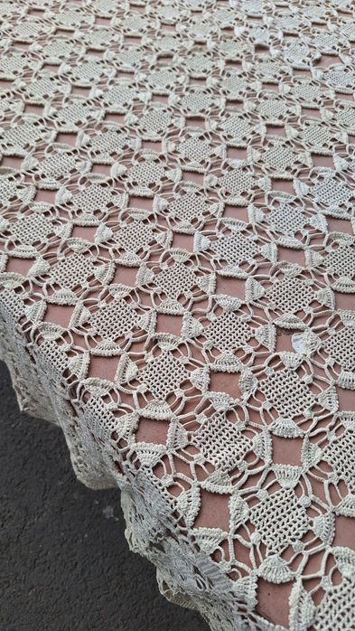 Fata de masa lucrata manual