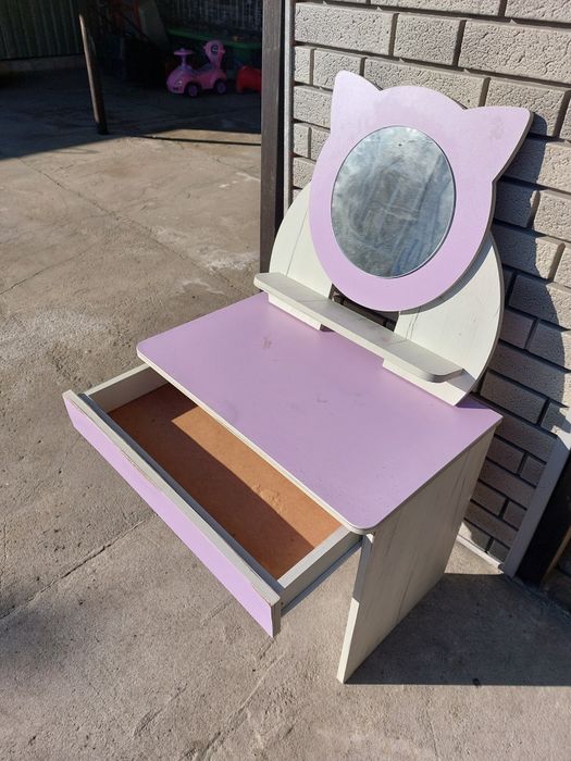 Детский столик с зеркалом