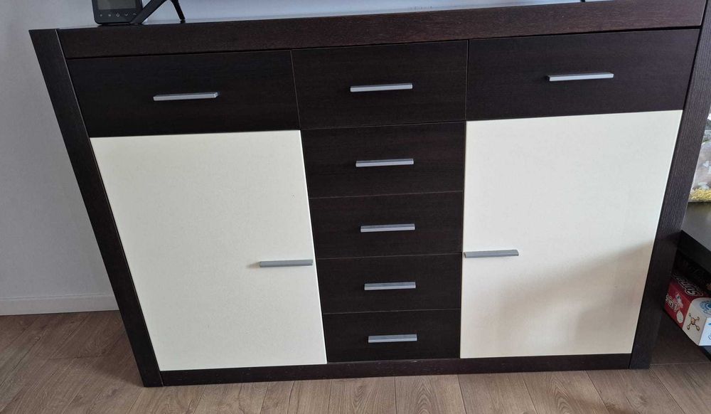 Comoda Mobexpert wenge + crem, 7 sertare, 2 usi – 150 cm, 45 cm, 100 cm (L × A × H).