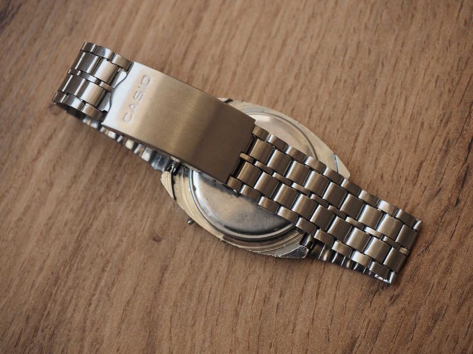 Ceas electronic retro Sharp, stil Casio / Montana