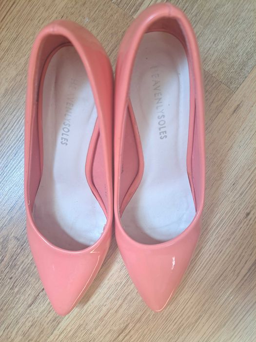 Обувки на ток цвят корал