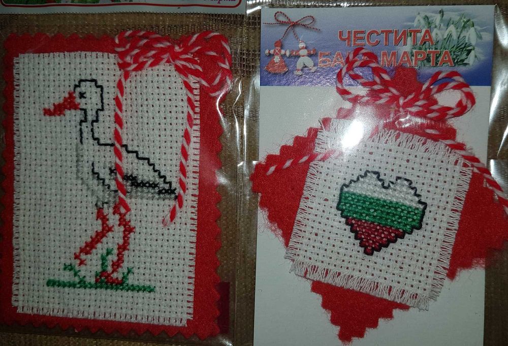 Мартеници бродирани