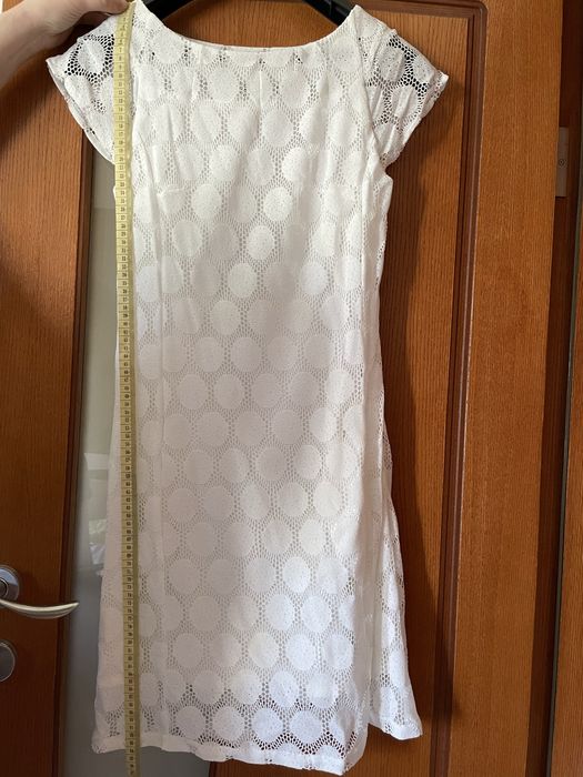 Бяла рокля от нежна памучна дантела