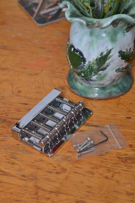 Bridge pentru chitara bas din metal.