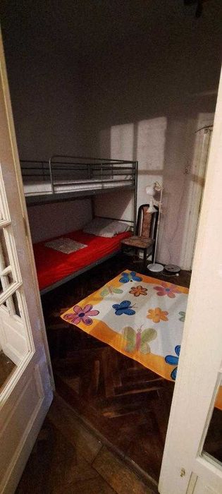 Închiriez casa cu 3 camere si curte de 90 mp