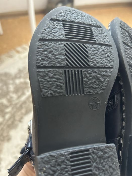 Продам детские ботинки