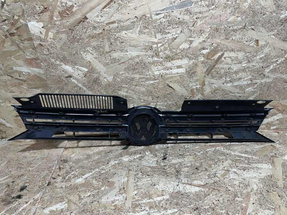 Grila centrala Volkswagen Golf 6 cod: 5K0.853.653