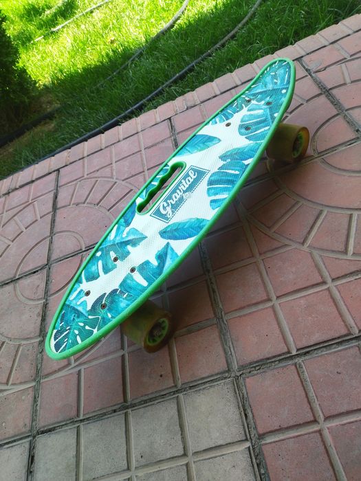 Skeitbord hamma yogʻi joyda toza 1-2 oy ishlatilgan cheti qirilmagan