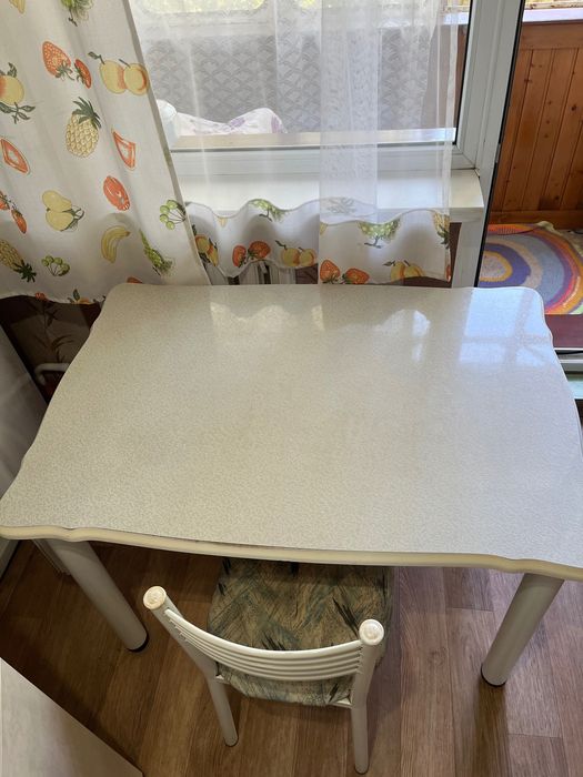 Продам стол кухонный