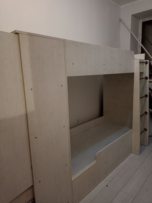 Кровать вместе с  шкафом