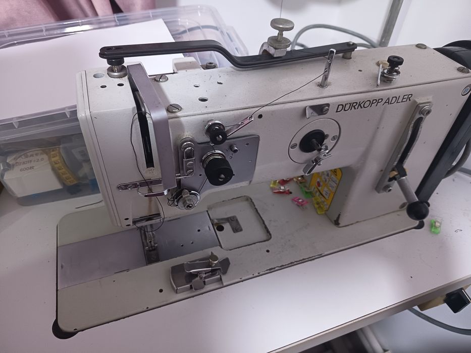 Vând mașina cusut triplu transport