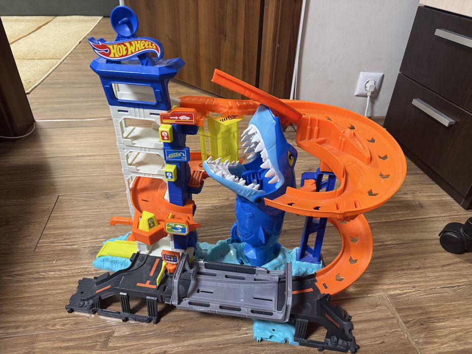 Hot Wheels™ Паркинг - гараж "Акулата"