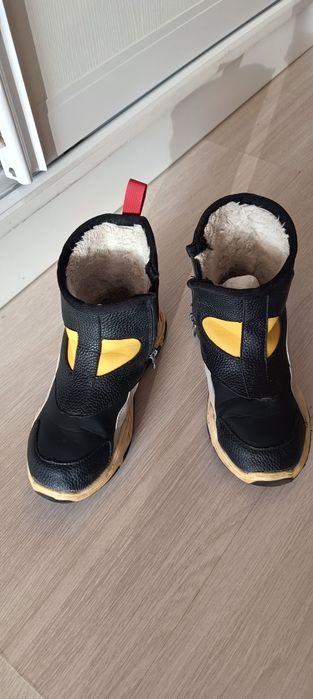 Обувь детская продается.