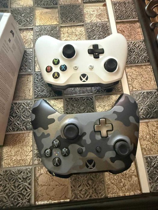 XBOX One S - 1 TB (2 controllere incluse)