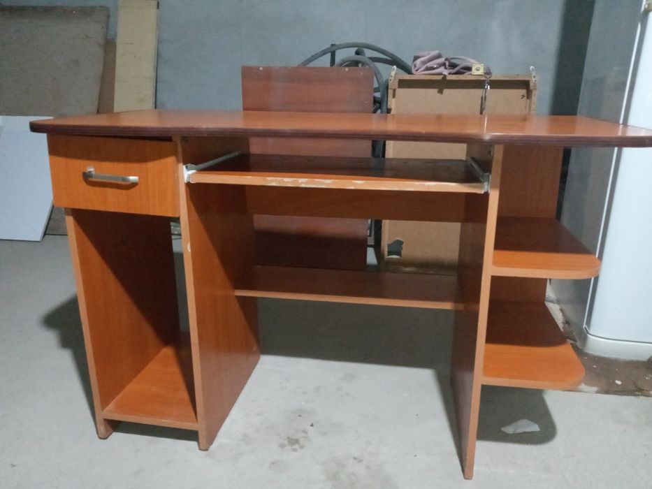 Компютер столи сотилади.