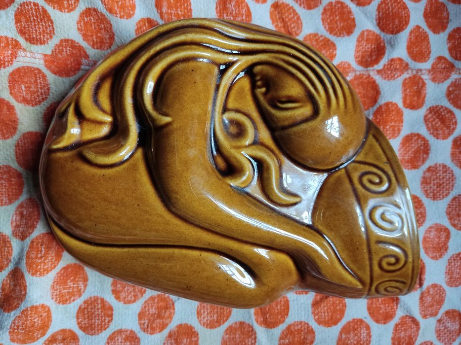 Девушка с кувшином( ваза)