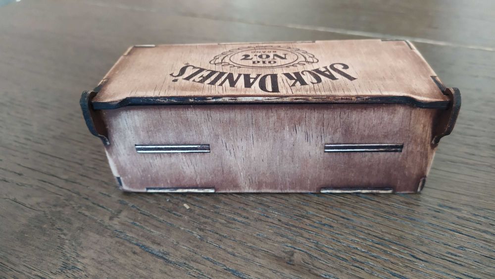 Лазерно изрязана декоративна кутийка за уиски Jack Daniels 50ml