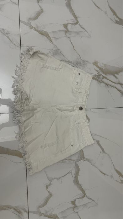 Белые шорты.