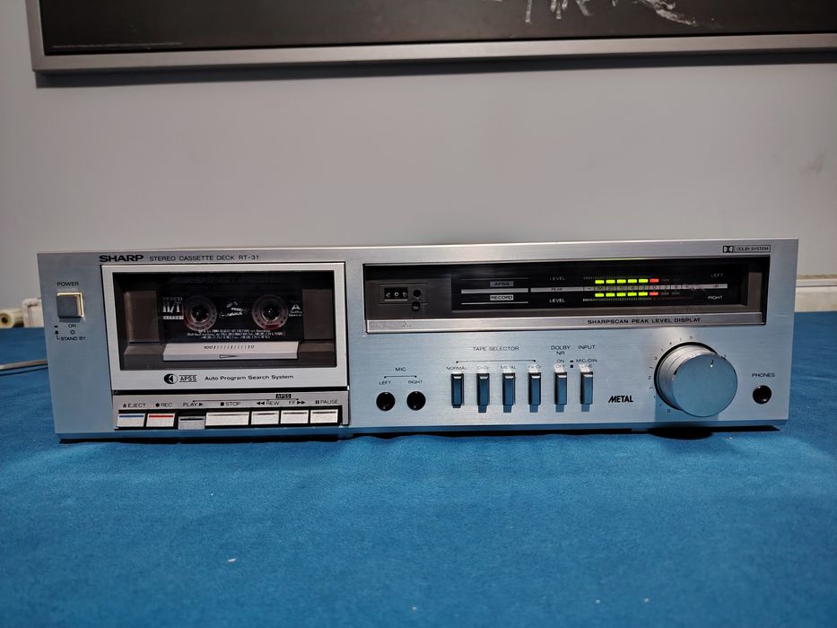 SHARP RT-31H Stereo Cassette Deck cu un defect nu se aude clar și nu se aude volumul tare.