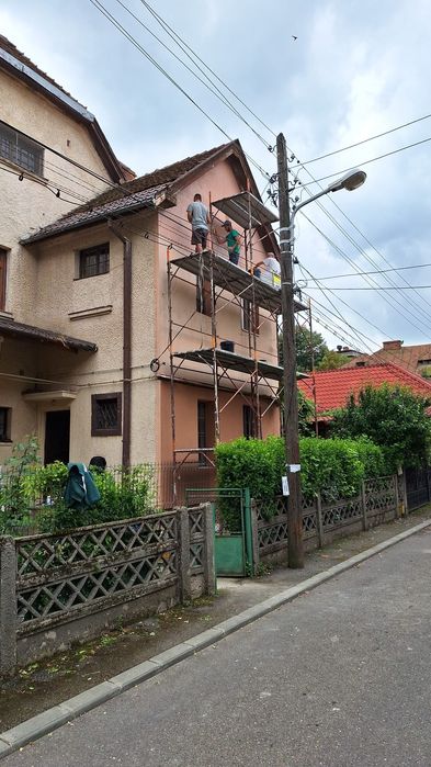 Case la rosu / amenajari interioare / exterioare