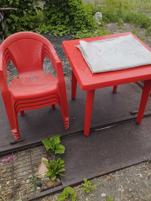 Продам комплект: стол и 4 стула.